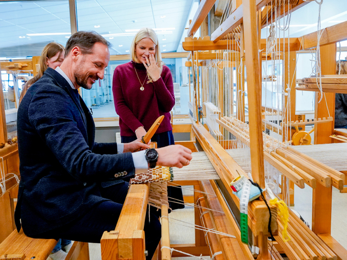 Kronprins Haakon prøver seg i vevstolen. Foto: Lise Åserud, NTB.